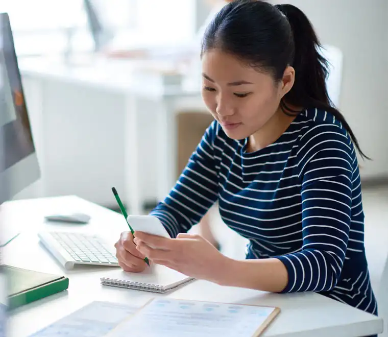 Woman-studying-online